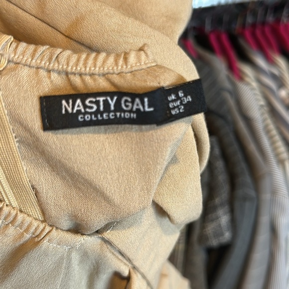 Nasty Gal tan sleeveless back zipper closure cut out belted jumpsuit size 2 - Picture 2 of 3